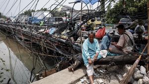Kabel Semrawut di Jalan Kapuk Ancam Pengguna Jalan