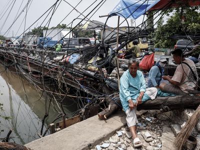 Kabel Semrawut di Jalan Kapuk Ancam Pengguna Jalan