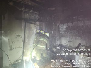 Rumah di Mampang Jaksel Kebakaran Dipicu Selang Gas Lepas, 2 Orang Terluka Rumah di Mampang Jaksel Kebakaran Dipicu Selang Gas Lepas, 2 Orang Terluka