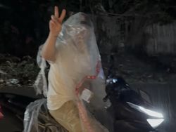 Kelakuan Kocak Bos Pramac MotoGP: Naik Vario Pakai Plastik Paket buat Jas Hujan