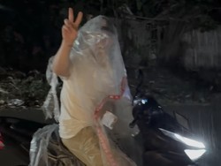 Kelakuan Kocak Bos Pramac MotoGP: Naik Vario Pakai Plastik Paket buat Jas Hujan