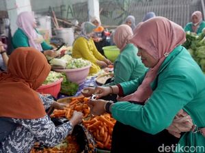 Kompaknya Ibu-ibu Bantu Dapur Umum di Posko Gabungan Ponpes Al Khoziny