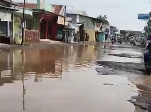 Lautan Lubang di Jalan Gebang Udik Cirebon Lautan Lubang di Jalan Gebang Udik Cirebon