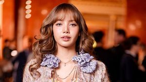 7 Gaya Lisa BLACKPINK Tampil Menawan Bak Barbie Hidup di Paris Fashion Week