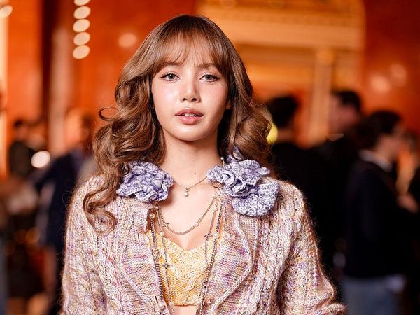 7 Gaya Lisa BLACKPINK Tampil Menawan Bak Barbie Hidup di Paris Fashion Week