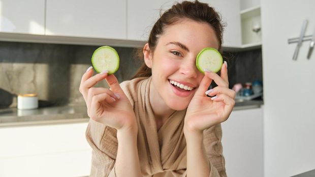 Menggunakan bahan dapur untuk masker wajah seperti alpukat dan mentimun bisa membantu kulit tetap lembap tanpa minyak berlebih. Mentimun menenangkan kulit, dan alpukat memperlambat munculnya garis halus. Perawatan ini mudah dibuat dan diterapkan di rumah.