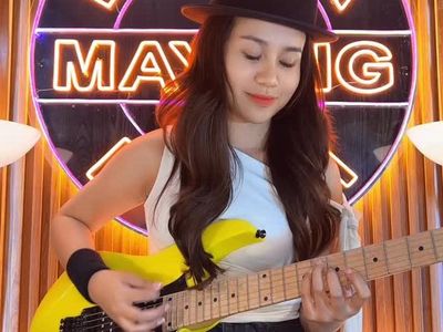 Mayang Lucyana Pamer Koleksi 15 Gitar
