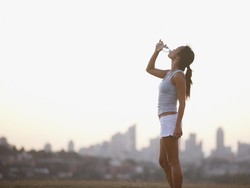 Minum Sambil Berdiri Bikin Ginjal Rusak? Dokter Pastikan Hoax, Tapi Memang Berisiko