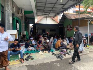 Gotong Royong Warga Kuatkan Keluarga Korban Ambruknya Ponpes di Sidoarjo