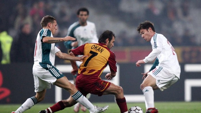 Galatasaray Istanbuls Okan Buruk (C) fights for the ball with Liverpools forward Craig Bellamy (R) and midfielder Alonso Xabi (L) during their Champions League Group C football match at Ataturk Stadium in Istanbul, Turkey, 05 December 2006.      AFP PHOTO / MUSTAFA OZER (Photo by MUSTAFA OZER / AFP)