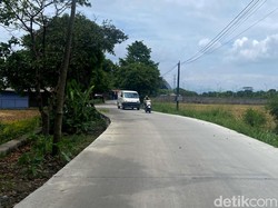 Jalan Menuju Stasiun KCIC Tegalluar Akhirnya Mulus, Warga Bersyukur