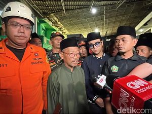 Para Santri Ponpes di Sidoarjo yang Masih Terjebak Pukuli Reruntuhan