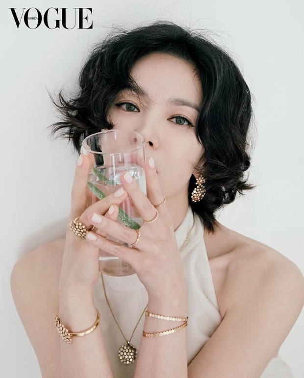 Song Hye Kyo menghiasi majalah Vogue Korea edisi Oktober 2025. Dalam sesi wawancaranya, sang aktris membagikan rahasia menjaga kulit tetap awet muda.