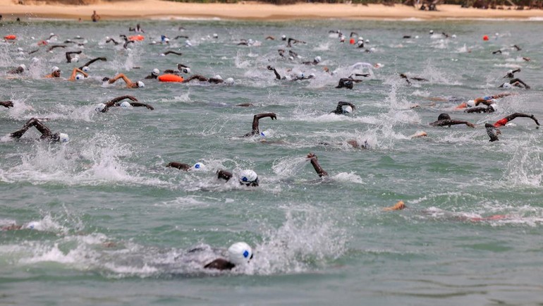 Peserta berjuang melawan ombak Samudra Atlantik dalam lomba renang Dakar–Goree yang digelar rutin setiap tahun di Senegal. REUTERS/Zohra Bensemra