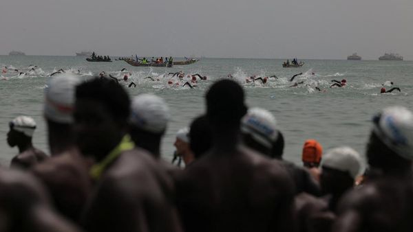 Ratusan Perenang Taklukkan Laut Dakar Menuju Pulau Bersejarah Goree