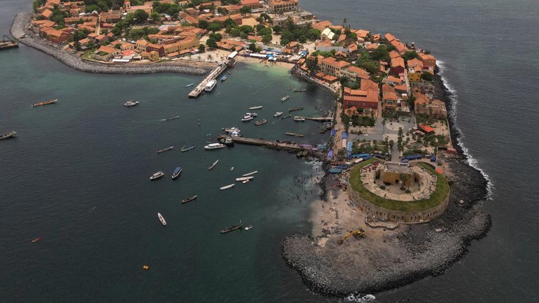 Pulau Goree, tujuan akhir lomba, menjadi saksi penghubung olahraga, budaya, dan sejarah dalam ajang renang laut Dakar–Goree 2025. REUTERS/Zohra Bensemra