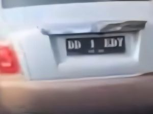 Polisi Buru Pemilik Rolls-Royce Diduga Pakai Pelat Gantung di Makassar Polisi Buru Pemilik Rolls-Royce Diduga Pakai Pelat Gantung di Makassar