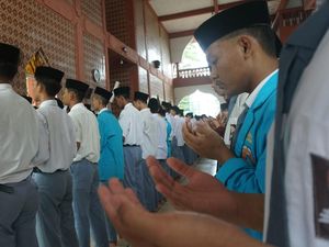 Santri Jombang Salat Gaib Korban Bangunan Ambruk Ponpes di Sidoarjo