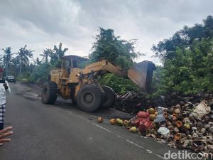 Tumpukan Sampah Meluber di Eks Jalur Denpasar-Gilimanuk Tumpukan Sampah Meluber di Eks Jalur Denpasar-Gilimanuk