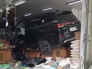 Toyota Veloz Nyelonong Seruduk Toko Buah di Jakbar hingga Porak Poranda