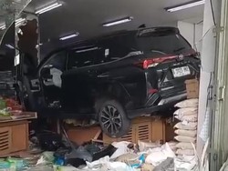 Toyota Veloz Nyelonong Seruduk Toko Buah di Jakbar hingga Porak Poranda Toyota Veloz Nyelonong Seruduk Toko Buah di Jakbar hingga Porak Poranda