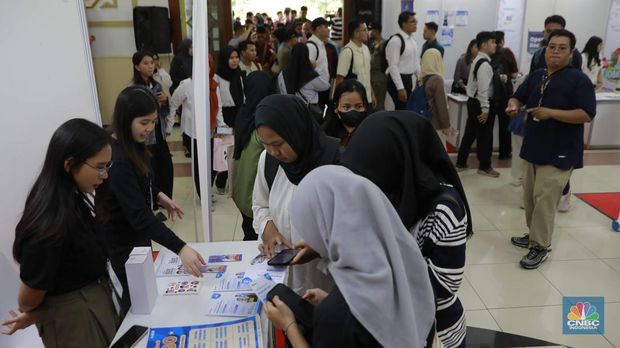 Sejumlah pencari kerja memadati stan-stan lowongan magang di arena Jakarta Job Fest 2025 nan digelar di Gedung Pertemuan Pertamina, Jakarta, Selasa (30/9/2025). (CNBC Indonesia/Muhammad Sabki)