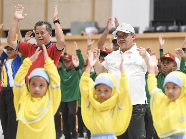 Mendikdasmen Ajak Pelajar Samarinda Terapkan Tujuh Kebiasaan Sehat Lewat Senam
