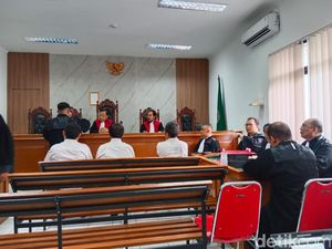 Bantahan ASN KBB Usai Didakwa Terima Duit di Kasus Korupsi Karavan Bantahan ASN KBB Usai Didakwa Terima Duit di Kasus Korupsi Karavan