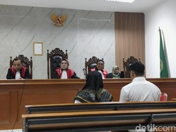 Tangis Dua Terdakwa Kasus Korupsi Bandung Zoo Dituntut 15 Tahun Bui