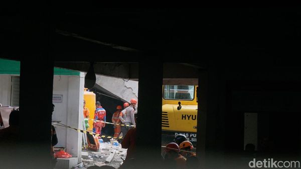 Petugas Sterilkan Area Ponpes Al Khoziny Sidoarjo yang Ambruk