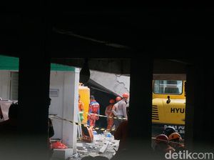 Petugas Sterilkan Area Ponpes Al Khoziny Sidoarjo yang Ambruk