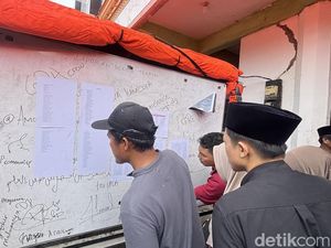 Situasi Ponpes Al Khoziny Usai Ambruk, Keluarga Cemas Tunggu Kabar Anak