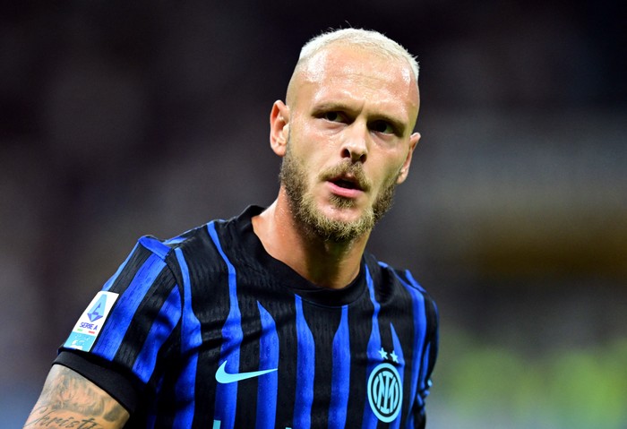 Soccer Football - Serie A - Inter Milan v Udinese - San Siro, Milan, Italy - August 31, 2025 Inter Milans Federico Dimarco celebrates scoring their second goal REUTERS/Daniele Mascolo