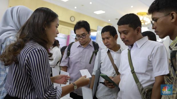 Suku Dinas Tenaga Kerja, Transmigrasi, dan Energi Jakarta Pusat menggelar Jakarta Job Fair berjudul Jakarta Job Fest 2025 di Gedung Pertemuan Pertamina, Jakarta, Selasa (30/9/2025). (CNBC Indonesia/Muhammad Sabki)