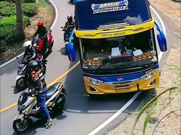Konvoi Motor Adang Bus di Tikungan Jadi Sorotan