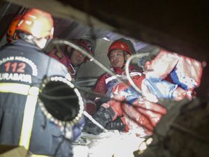 Tim SAR Terus Mencari Korban Musala Ponpes Al Khoziny yang Ambruk