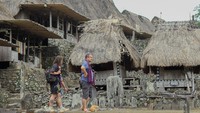 Turis Asing Terpikat Pesona Kampung Adat Bena di Ngada