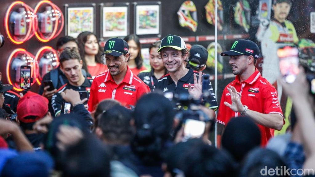 Valentino Rossi Disambut Meriah Fans di Jakarta Valentino Rossi Disambut Meriah Fans di Jakarta