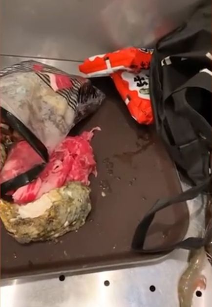 Waduh! 2 Orang Ini Bungkus Daging dan Seafood Mentah dari Resto Hot Pot
