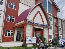 Penuh Haru, Orang Tua Lepas Anak di Hari Pertama Sekolah Rakyat Lombok Timur