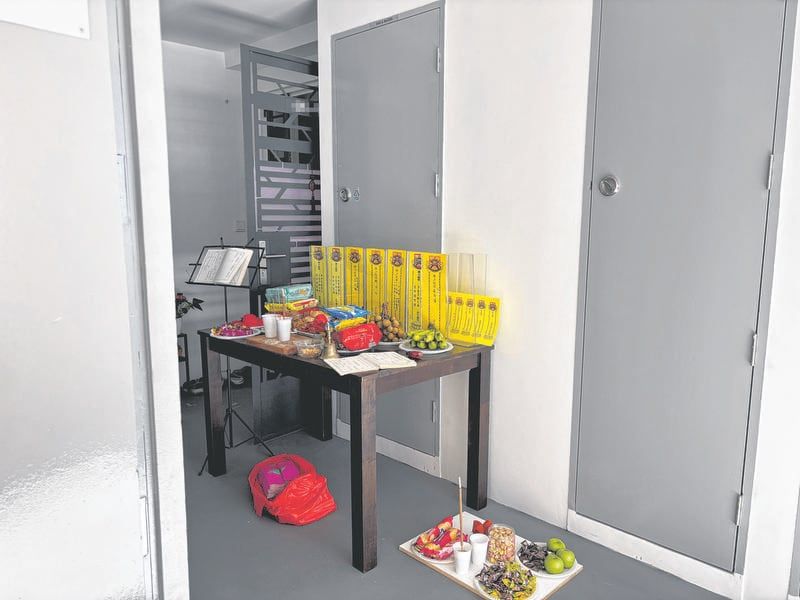 Heboh Sesajen Makanan Ada di Lorong Apartemen, Tetangga Jadi Resah.