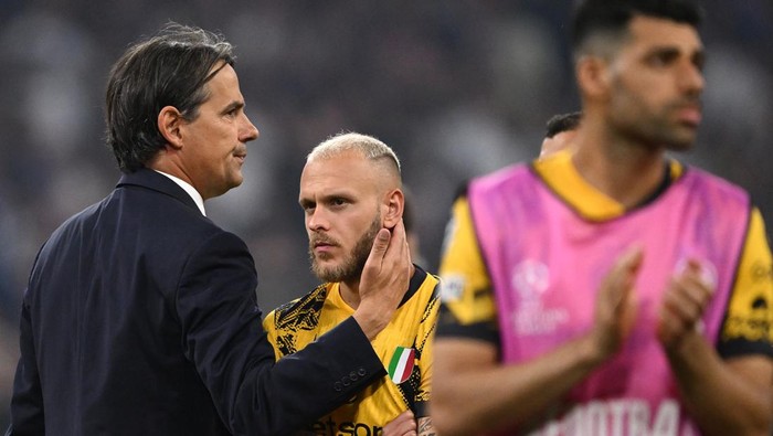 MUNICH, GERMANY - MAY 31: Simone Inzaghi, Head Coach of FC Internazionale, embraces Federico Dimarco of FC Internazionale who looks dejected after his teams UEFA Champions League final record breaking defeat following the UEFA Champions League Final 2025 between Paris Saint-Germain and FC Internazionale Milano at Munich Football Arena on May 31, 2025 in Munich, Germany. (Photo by Stu Forster/Getty Images)