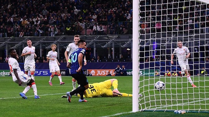 MILAN, ITALY - SEPTEMBER 30:  Lautaro Martinez of FC Internazionale scores his team third goal during the UEFA Champions League 2025/26 League Phase MD2 match between FC Internazionale Milano and SK Slavia Praha at Stadio San Siro on September 30, 2025 in Milan, Italy. (Photo by Alessandro Sabattini/Getty Images)