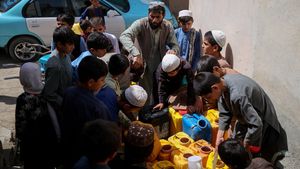 Air Jadi Barang Mewah, Warga Harus Antre Berjam-Jam