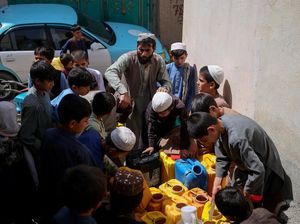 Air Jadi Barang Mewah, Warga Harus Antre Berjam-Jam