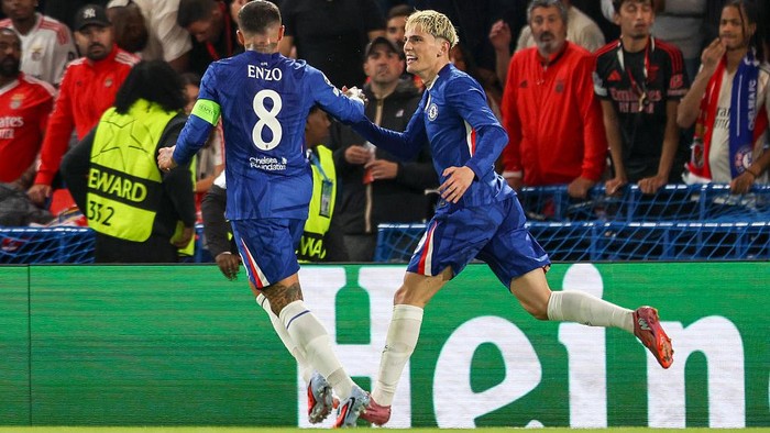 LONDON, ENGLAND - SEPTEMBER 30: Enzo Fernández and Alejandro Garnacho of Chelsea celebrate after Richard Rios of Benfica scores an own goal to make it 1-0 during the UEFA Champions League 2025/26 League Phase MD2 match between Chelsea FC and SL Benfica at Stamford Bridge on September 30, 2025 in London, England. (Photo by Robin Jones/Getty Images)