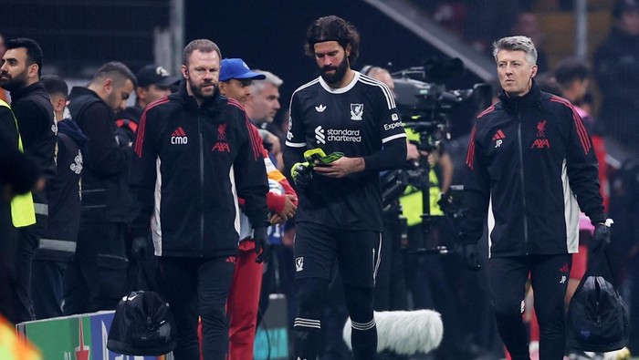 Soccer Football - UEFA Champions League - Galatasaray v Liverpool - Rams Park, Istanbul, Turkey - September 30, 2025 Liverpools Alisson Becker walks off the pitch after being substituted following an injury REUTERS/Umit Bektas