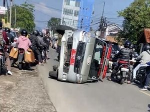 Ambulans Terbalik Usai Hindari Motor di Sukabumi, 3 Orang Luka-luka Ambulans Terbalik Usai Hindari Motor di Sukabumi, 3 Orang Luka-luka