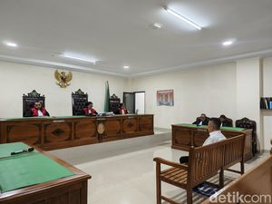 Bos Sindikat Uang Palsu Annar Sampetoding Divonis 5 Tahun Penjara Bos Sindikat Uang Palsu Annar Sampetoding Divonis 5 Tahun Penjara