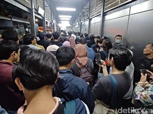 Penumpang TransJ Menumpuk di Halte Tegal Mampang, Ini Penyebabnya Penumpang TransJ Menumpuk di Halte Tegal Mampang, Ini Penyebabnya